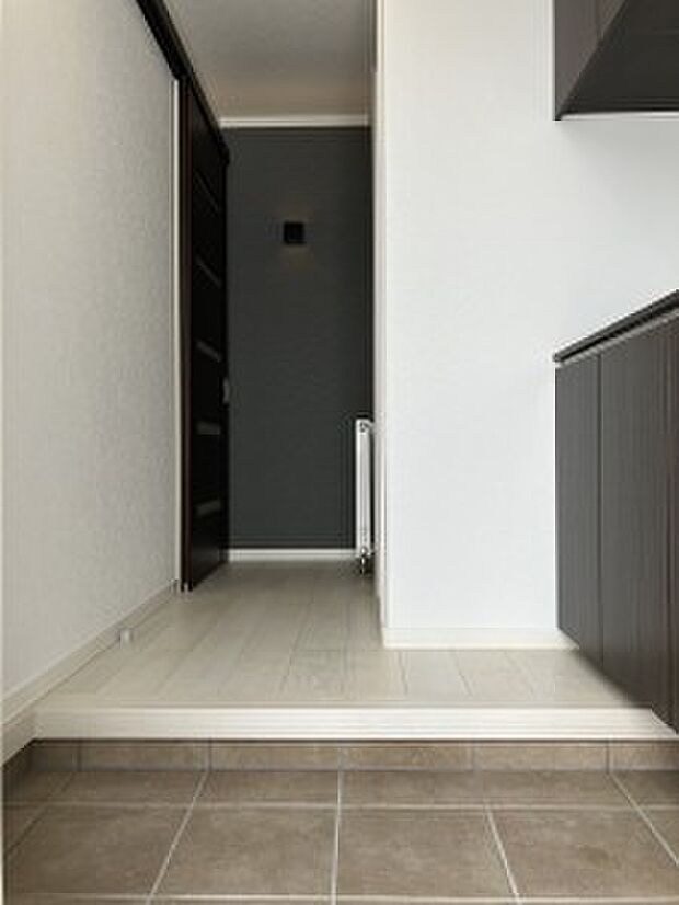 【玄関】ブラウンとホワイトでまとめた玄関はスタイリッシュかつ使い勝手が良いです◎（2023年2月撮影）