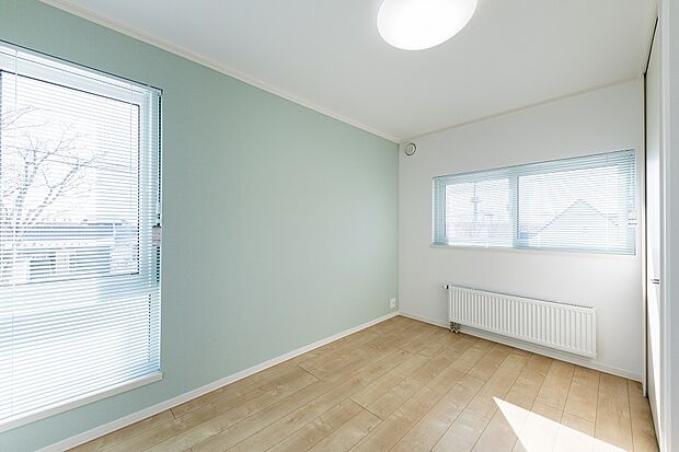 【洋室3】ライトブルーのアクセントクロスが爽やかな印象の洋室3(2024年3月撮影)