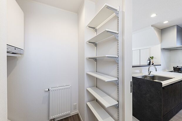 【サニタリー】ガス衣類乾燥機付き!向かいには可動の棚も備え付けです◎(2024年3月撮影)