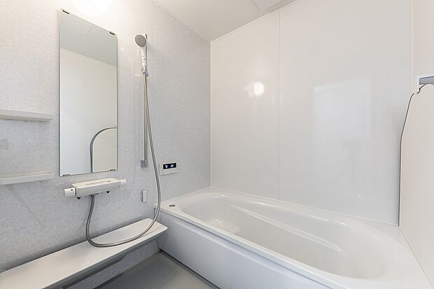 【バスルーム】ホワイトで統一した1坪タイプのバスルーム(2024年3月撮影)