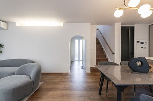 【リビング】アーチ壁のアクセントがLDKの柔らかな照明計画と調和します(2025年11月撮影)