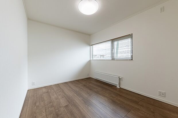 【洋室2】シングルベッド・勉強机・カラーボックス等をおけるゆとりの広さの洋室2(2024年8月撮影)