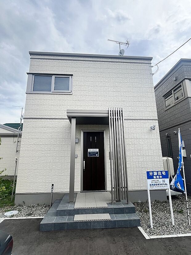 【【2号棟】外観写真】飽きのこないシンプルモダンなホワイトの外壁が高級感を演出(2024年5月撮影)