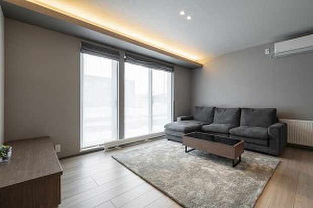 【リビング】日中は大開口の窓から光が射し込み、夜は間接照明に癒されるリビング（2025年2月撮影）