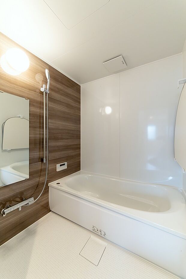 【バスルーム】ブラウンのアクセントパネルを採用した1坪タイプのバスルーム（2024年4月撮影）