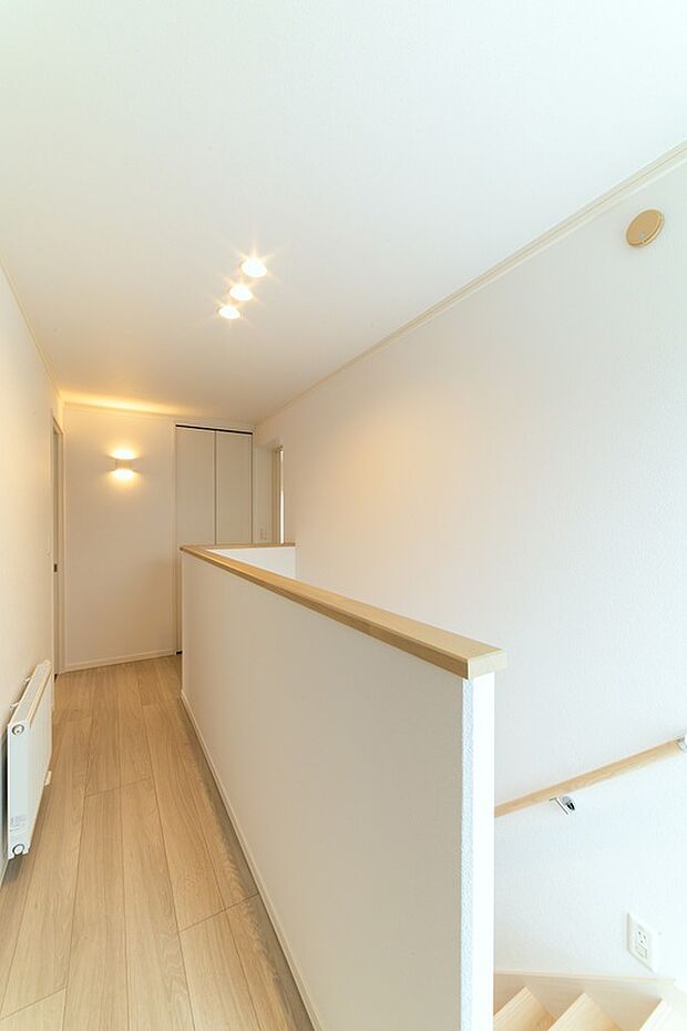 【2階ホール】階段の上り口に窓があり明るい2階ホール。収納も備え付けです(2024年4月撮影)