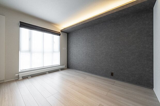 【主寝室】7.3帖の主寝室。間接照明がやすらぎの空間を演出します（2025年2月撮影）