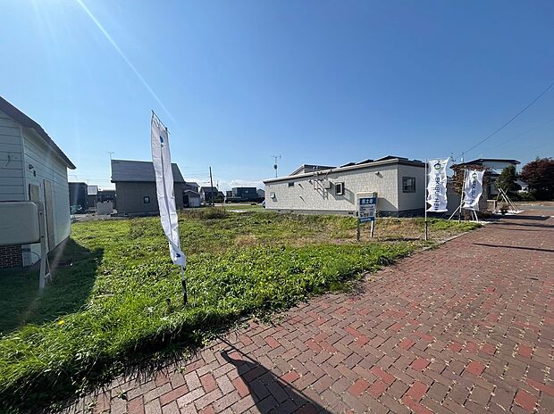 【左から撮影】前面道路が20mあり、冬道も安心です(2025年10月撮影)