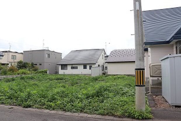 【【区画2】右から撮影】イオン旭川春光店まで徒歩11分の嬉しい立地(2026年7月撮影)