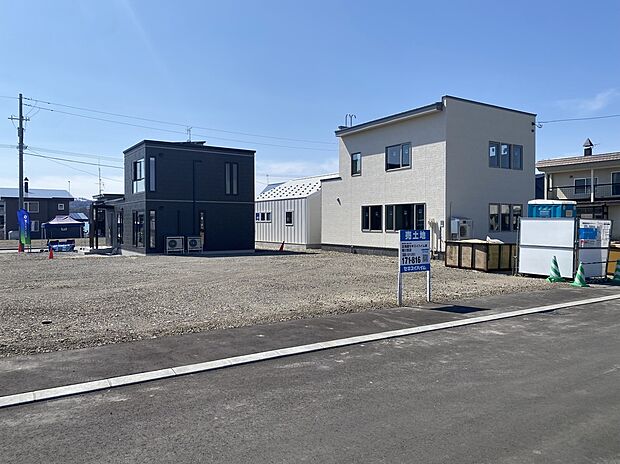 【左から撮影】JR神楽岡駅まで徒歩12分!(2026年4月撮影)