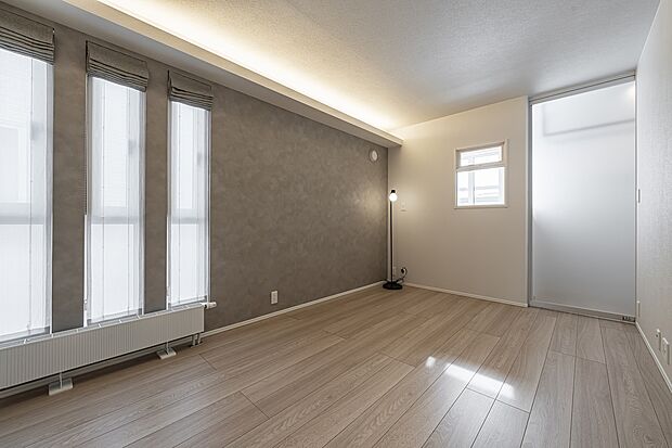 【【No.4-6】主寝室】アクセントクロスと間接照明によりやすらぎの空間を演出した主寝室(2025年2月撮影)