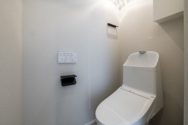 【2階トイレ】2階にもトイレをご用意。収納も備え付けです(2025年6月撮影)