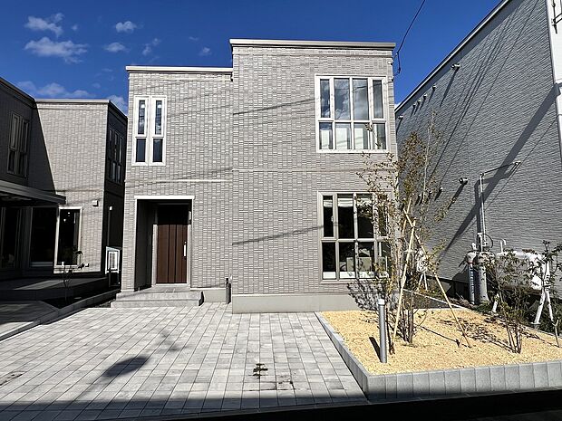 【【No.4-6】外観】ライトグレーの外壁を採用した高級感のある外観(2025年9月撮影)