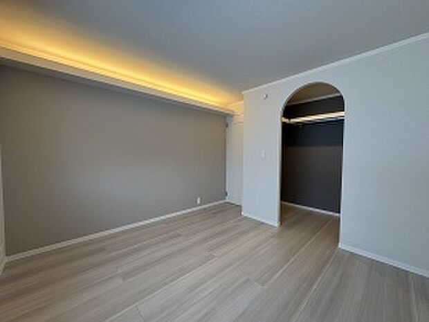 【洋室1】間接照明と淡いアクセントクロスを採用した洋室1(2025年12月撮影)