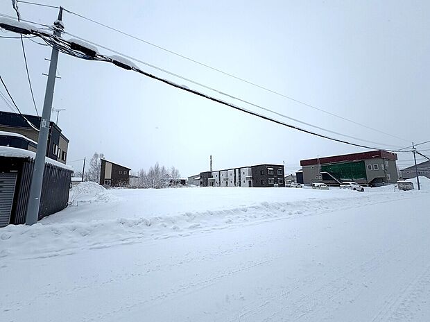 【左から撮影】間口が11mあり、お車2台を並列で駐車可能です（2025年12月撮影）