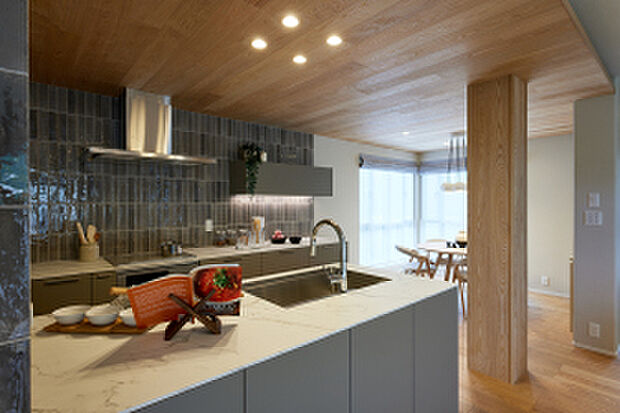 【キッチン】キッチン・ダイニングへと続く木目天井が洗練された空間を演出（2025年9月撮影）