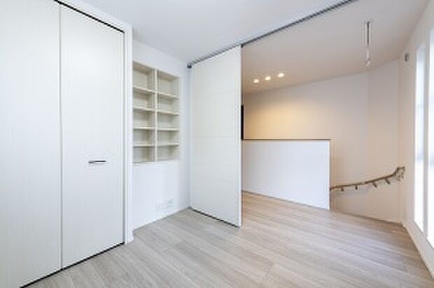 【【No.1】洋室1】2階ホールとスライドウォールで仕切られた洋室1（2025年11月撮影）