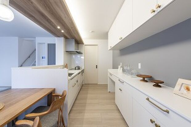 【【No.1】キッチン】清潔感がある白無垢のキッチンに、ゴールドの金具がラグジュアリーな印象を与えます（2025年11月撮影）