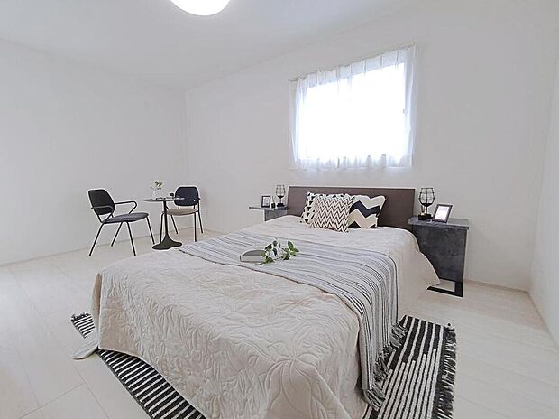☆Room☆
２面採光を確保した明るい室内は、風通しも良く、大変居心地の良い空間となっております。爽やかな風を感じて起きる朝は、快適生活の始まりに！