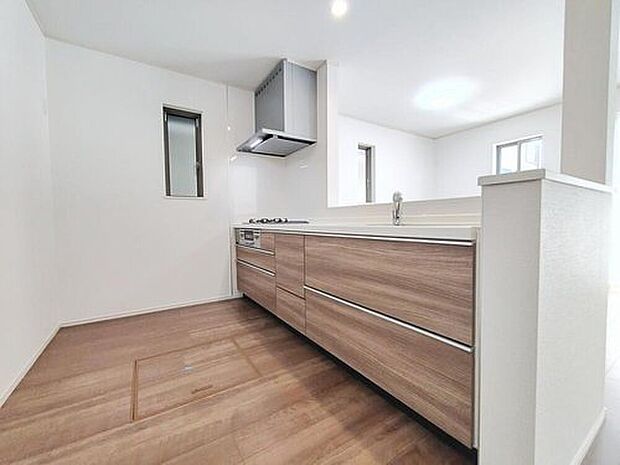 ☆Kitchen☆
家族の顔を見ながら料理ができる対面式キッチン。会話が弾み、手元にも自然光が届く、心地よい時間が生まれる住まいの中心です。