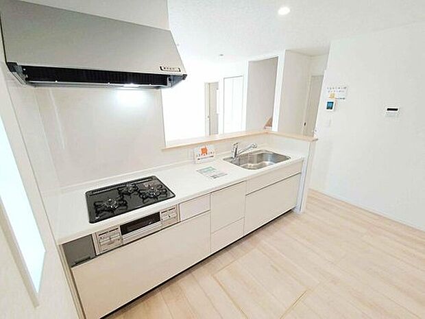 ☆Kitchen☆
明るく開放感のあるリビング。対面式キッチンは、いつでもご家族を感じられる空間作りの重要ポイントになりそうです。