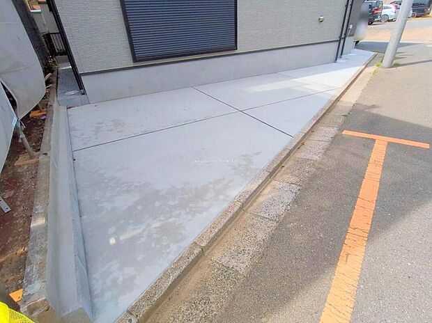 ☆Parking☆
嬉しいコンクリート仕上げのカースペース。雨の日も足元を気にせず外出できます。
