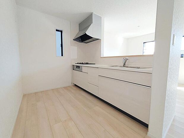 ☆Kitchen☆
リビングで遊んでいるお子様を見守りながら、時にはお喋りをしながら料理や後片付けができる人気の高いスタイルです♪