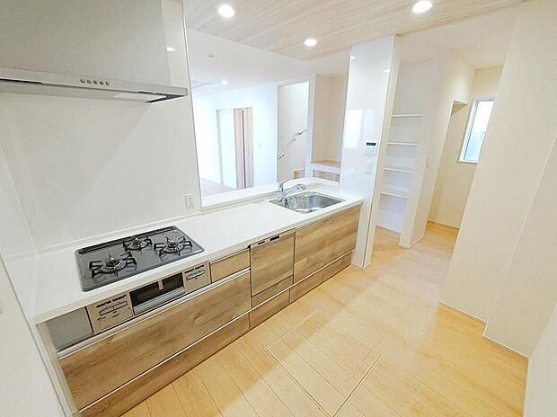 ☆Kitchen☆
ビルトイン式の食器洗い乾燥機を標準設置しています。家事の手間を大幅に削減してくれるお役立ちアイテムは、洗浄力が高いうえ、除菌効果にも優れております。