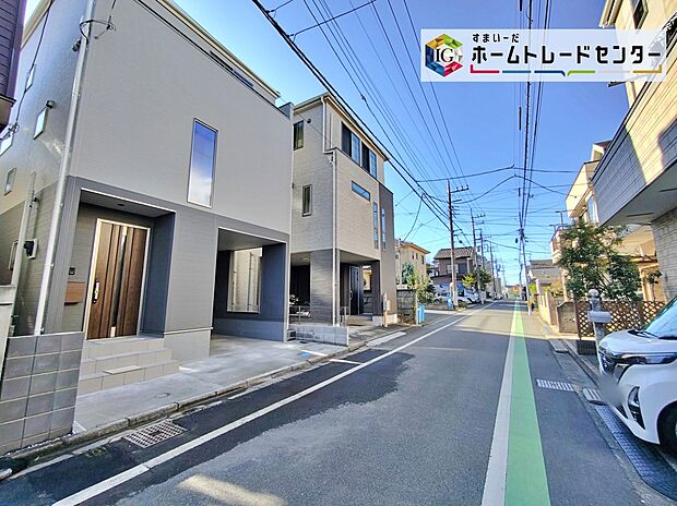 ☆前面道路の様子☆
ビルトイン車庫ございます。
当日のご見学予約も承ります。同じものは２つとない「夢のマイホーム」との出会いが待っているかもしれません。