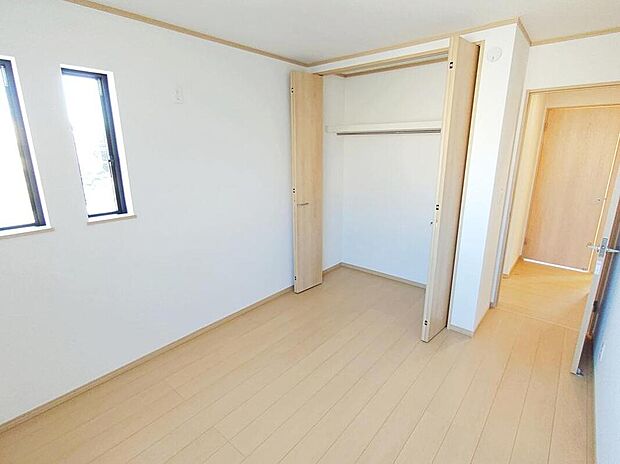 ☆Room☆
居室には収納もございます。家族の洋服や荷物もスッキリ収納できますね。