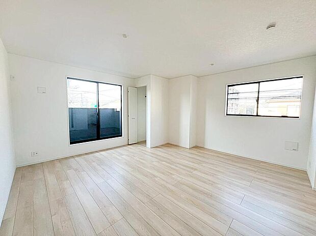 ☆Livingroom☆
お陽さまのひかりをたっぷりと採り込める南側のLDK。親子でゴロゴロ♪