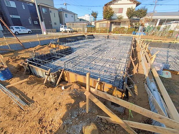 ☆現地の様子☆
陽当りの良い道路に面したお住まい。道路幅も広めで、開放感たっぷり♪
今なら選べる多彩な間取り！ライフスタイルに合わせて最適なお家をご購入頂けます♪