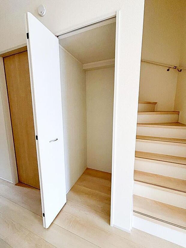 ☆リビング収納☆
リビングにあると嬉しい収納スペース。日用品やおもちゃ、季節の物もすっきり片付き、急な来客時も安心。家族みんながくつろげる空間を保てます。