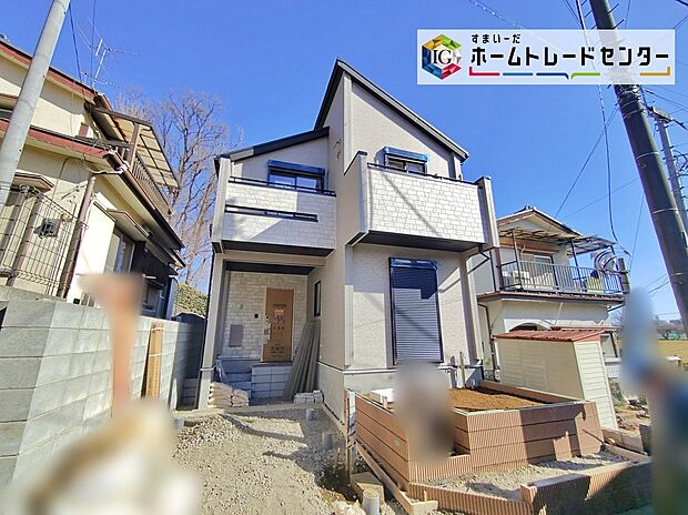 ☆外観の様子☆
周辺には緑豊かな場所が多く、穏やかな時が流れる落ち着いた住環境の低層住宅地。
ゆとりの広さを誇る魅力あふれる邸宅です。
省エネ性能ラベル取得！