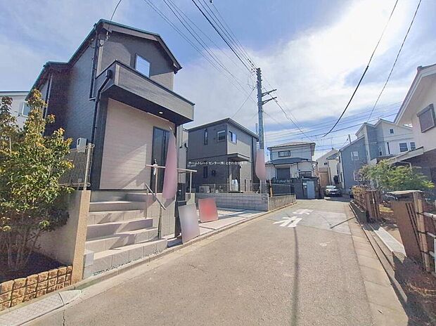 ☆前面道路の様子☆
カースペース２台可能です。
平日・お仕事帰りなど、いつでもご案内いたします！お気軽にお問い合わせ下さい。