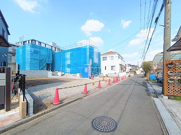 ☆前面道路の様子☆
カースペース2台可能です。
平日・お仕事帰りなど、いつでもご案内いたします!お気軽にお問い合わせ下さい。