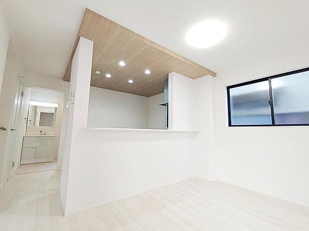 ☆Kitchen☆
おしゃれなポップアップ天井を配したキッチン。毎日のお料理が楽しくなりそうです♪