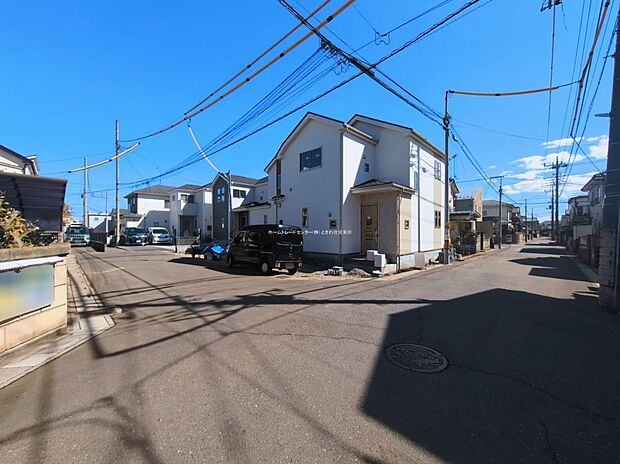 ☆前面道路の様子☆
カースペース3台可能です。
この街で・この家で暮らしたいと思わせる理由を是非現地でお確かめ下さい。