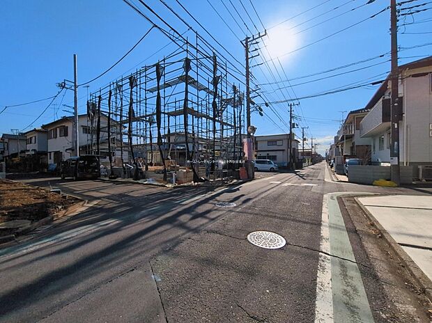 ☆前面道路の様子☆
カースペース２台可能です。
平日・お仕事帰りなど、いつでもご案内いたします！お気軽にお問い合わせ下さい。