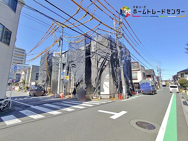 ☆前面道路の様子☆
ビルトイン車庫ございます。
この街で・この家で暮らしたいと思わせる理由を是非現地でお確かめ下さい。
現地をご覧いただきながら、住まいの夢をお聞かせください。