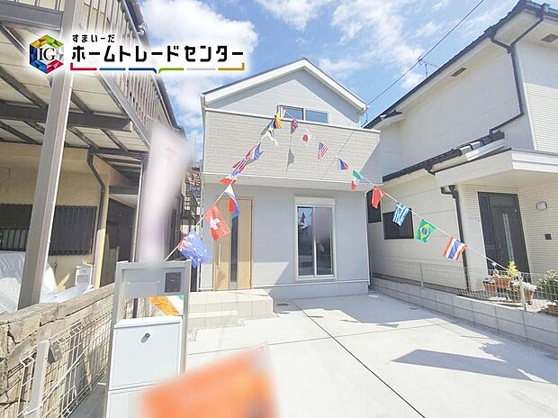 ☆外観の様子☆
洗練されたデザインのお洒落なお住まいです。ゆとりの広さを誇る魅力あふれる邸宅の完成です。
買い物施設が豊富で住み心地良好です♪