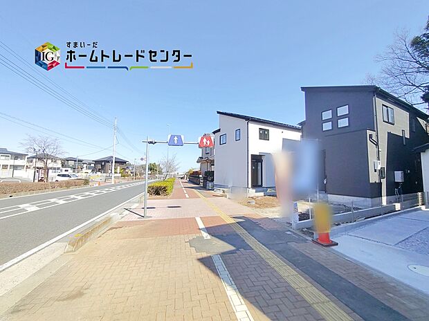 ☆前面道路の様子☆
カースペース２台可能です。
平日・お仕事帰りなど、いつでもご案内いたします！お気軽にお問い合わせ下さい。