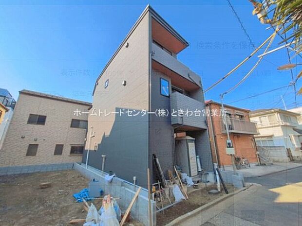 ☆外観の様子☆
洗練されたデザインのお洒落なお住まいです。ゆとりの広さを誇る魅力あふれる邸宅の完成です。
買い物施設が豊富で住み心地良好です♪