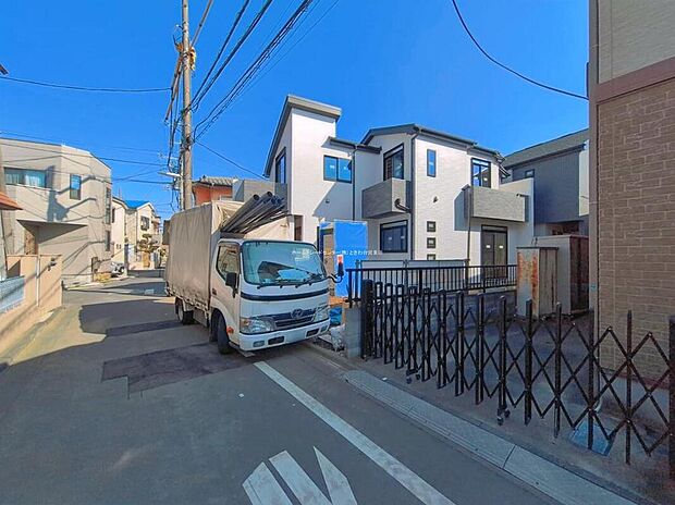 ☆前面道路の様子☆
カースペースございます。
この街で・この家で暮らしたいと思わせる理由を是非現地でお確かめ下さい。
現地をご覧いただきながら、住まいの夢をお聞かせください。