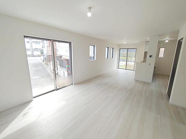 ☆Livingroom☆
贅沢なほどの大空間LDKは家族で過ごす時間が楽しみになりそうです。