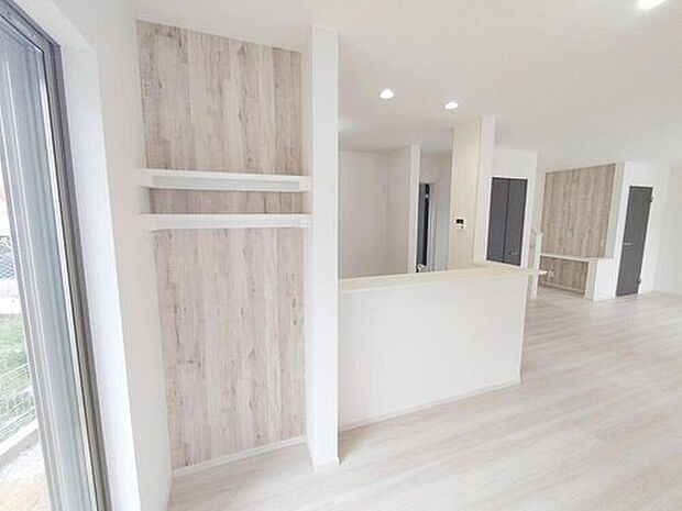 【ダイニング】
飾り棚のあるダイニングスペース。対面式キッチンからは、リビングにいるご家族の様子が一目で分かります。小さいお子様がいても安心です。