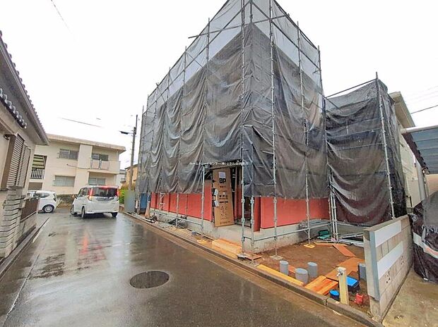 ☆前面道路の様子☆
カースペース2台可能です。
現地をご覧いただきながら、住まいの夢をお聞かせください。