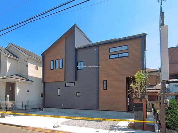 ☆外観の様子☆
住環境良好な人気の低層住居専用地域に立地しております。守られた環境は、お子様との暮らしにもおすすめです。
ゆとりの広さを誇る魅力あふれる邸宅です。
省エネ性能ラベル取得！