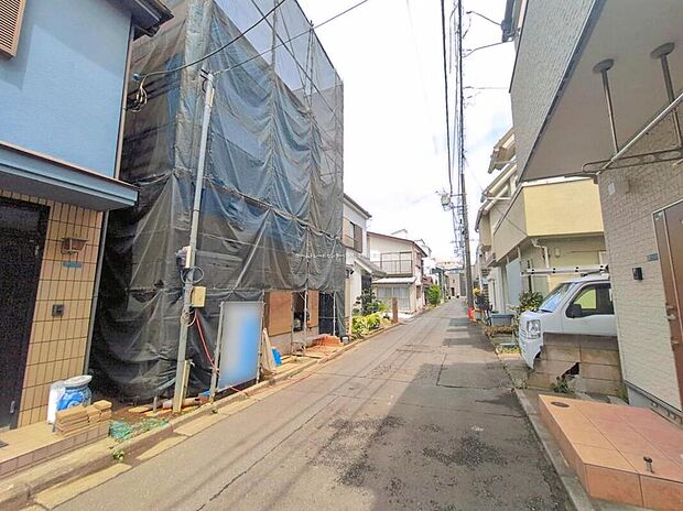 ☆前面道路の様子☆
ビルトイン車庫ございます。
現地をご覧いただきながら、住まいの夢をお聞かせください。
