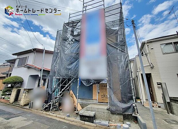 ☆現地の様子☆
シンプルでスマートな箱をコンセプトとしたデザイナーズ住宅。
省エネ性能ラベルを取得したZEH水準の新築戸建てです。